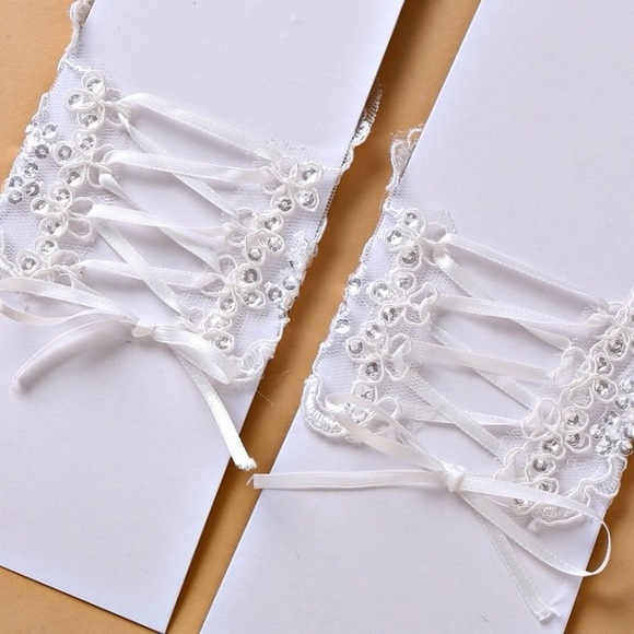 2 Pairs Lace Gloves - Picture 4 of 6